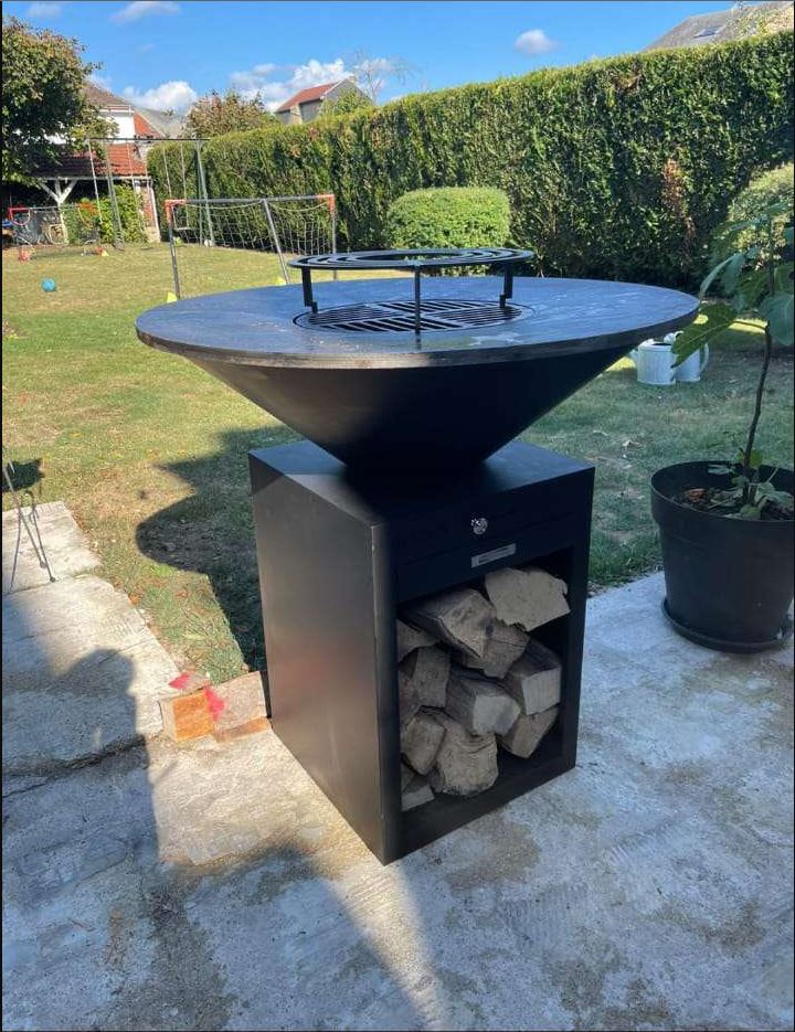 Notre brasero barbecue classique noir dans un  jardin