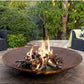 Une image de notre brasero bol avec des flammes dans un jardin