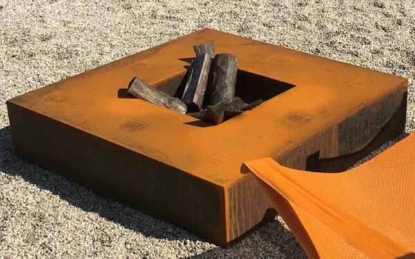 Une image de notre brasero carré avec du bois de chauffage